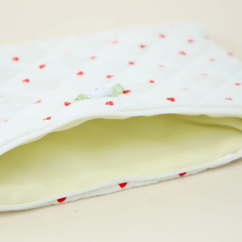 Flache Kosmetiktasche mit Herzen