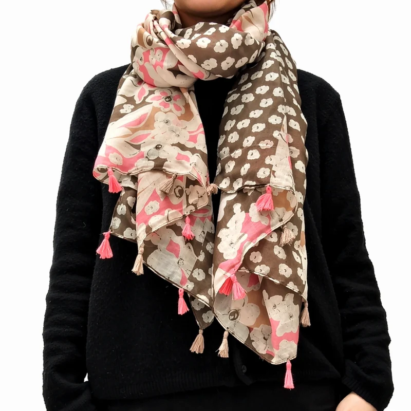 Florales Tuch mit Bommeln