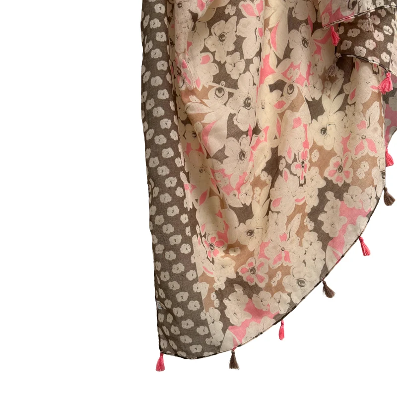 Florales Tuch mit Bommeln