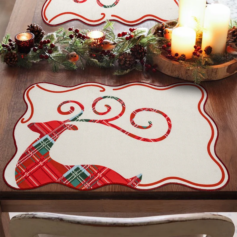 Rechteckiger weihnachtlicher Bodenteppich mit gesticktem Rentier‑Motiv und Karomuster
