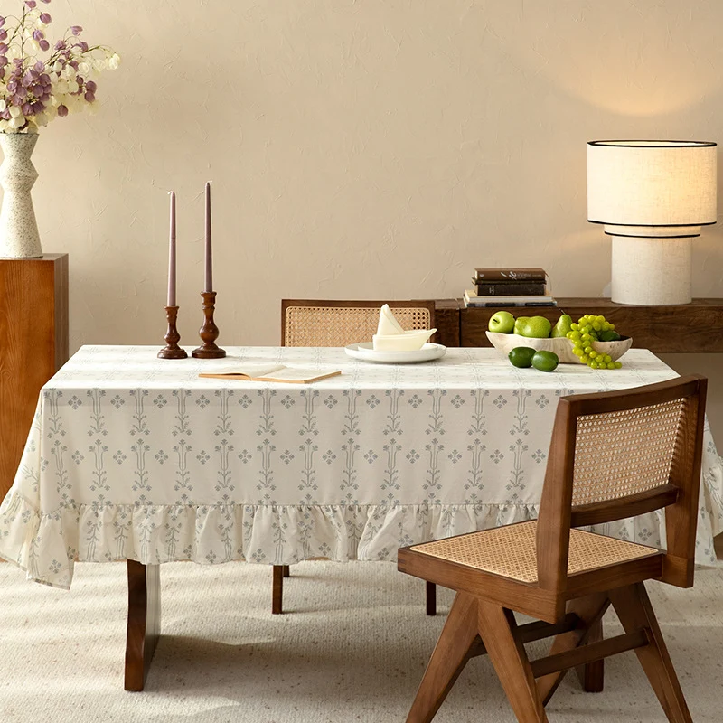 Rechteckige Tischdecke mit Rüschenbordüre und filigranem Blumenjacquard
