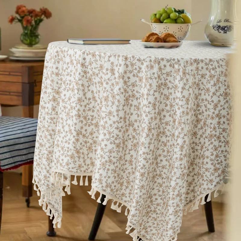 Rechteckige Tischdecke aus Baumwoll-Leinenmischung mit zartem Blumenprint und Quasten
