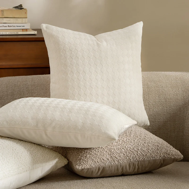 Quadratisches Dekokissen mit gewebter Dreiecksstruktur und abnehmbarem Bezug