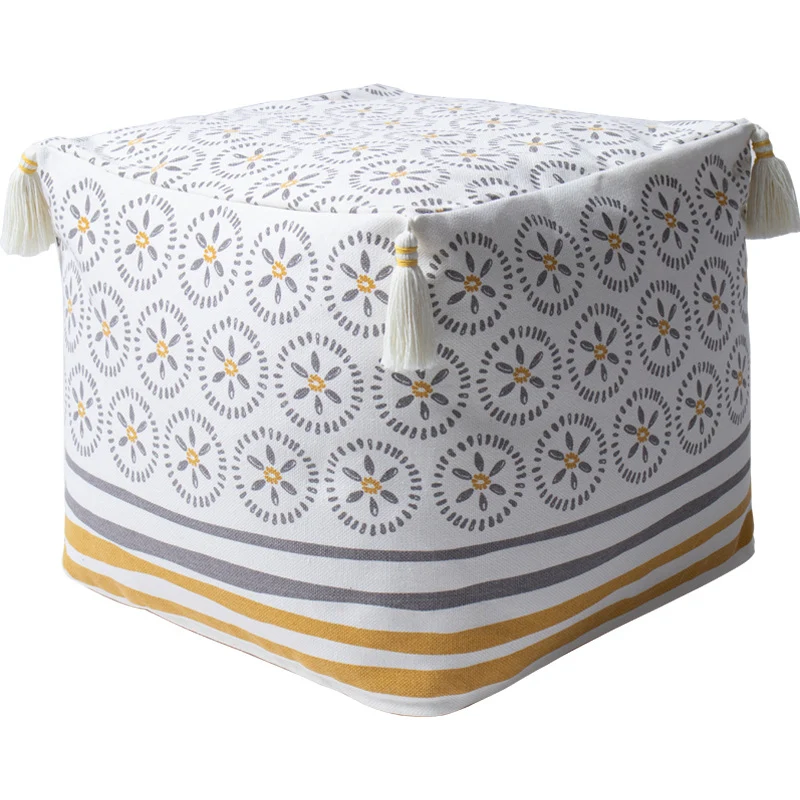 Quadratischer Pouf‑Sitzwürfel aus Baumwollmischgewebe mit Boho‑Stickerei und Quasten