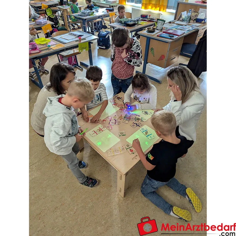 KuWiH Lernspieltisch Montessori aus Birkensperrholz mit 4 Leuchtflächen, Vollholz-Gestell, 75 x 75 x 46 cm