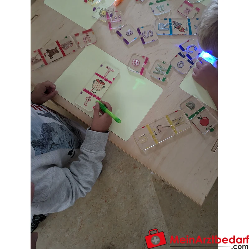 KuWiH Lernspieltisch Montessori aus Birkensperrholz mit 4 Leuchtflächen, Vollholz-Gestell, 75 x 75 x 46 cm