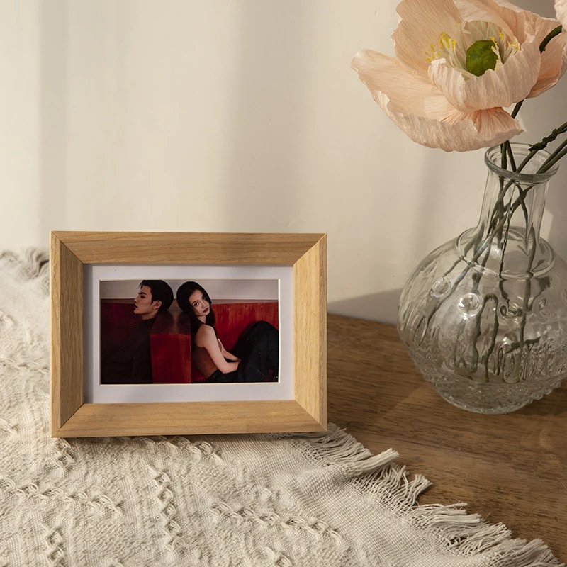 Eleganter Holzrahmen für Wanddisplay