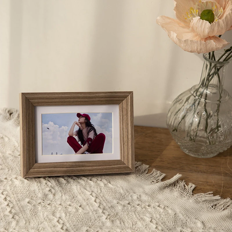 Eleganter Holzrahmen für Wanddisplay