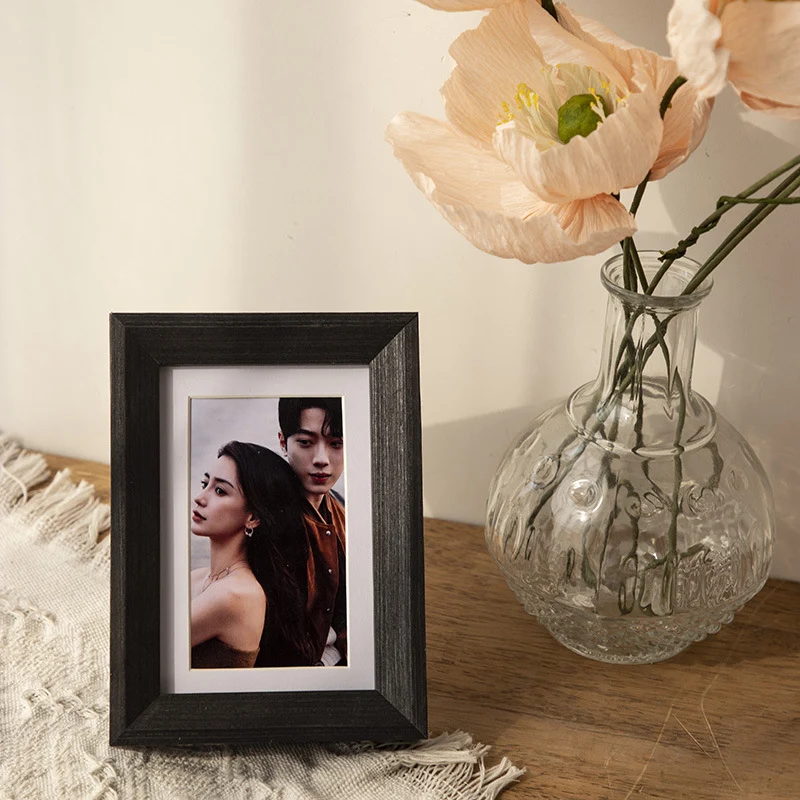 Eleganter Holzrahmen für Wanddisplay