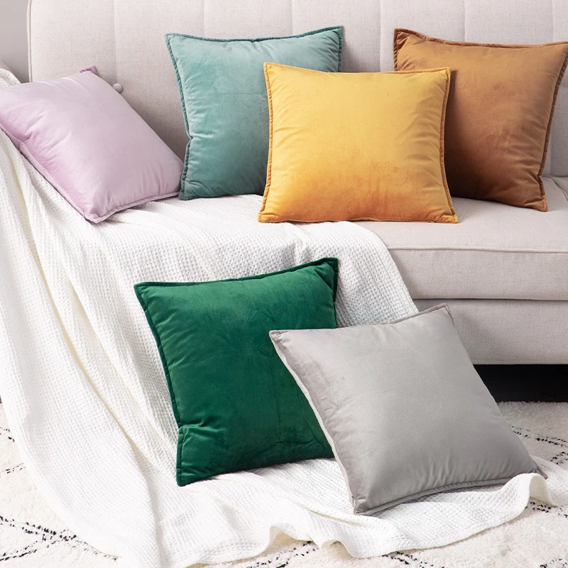 Samtiger dekorativer Kissenbezug mit verdecktem Reißverschluss und feiner Kedernaht