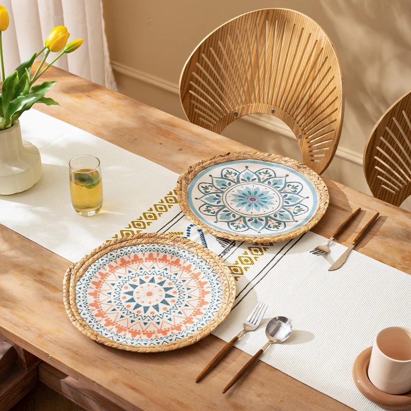 Runder Sitzpouf mit Mandala-Print, gewebter Oberfläche und geflochtenem Jute-Rand