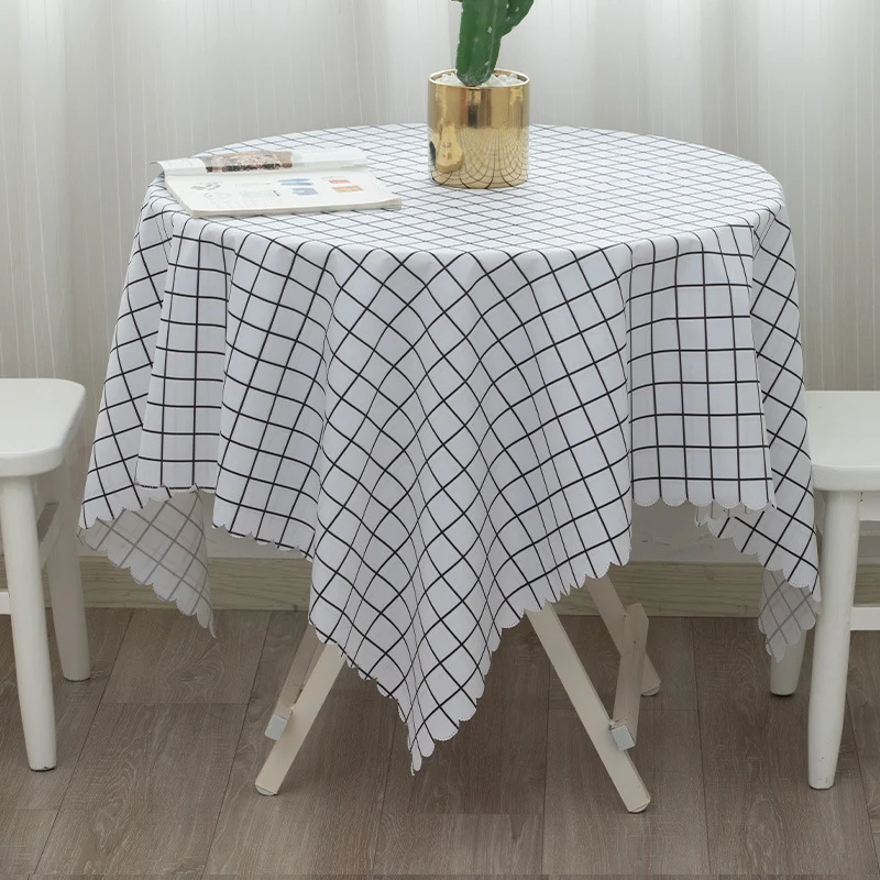 Runde abwaschbare Tischdecke mit feinem Karo‑Gittermuster und welligem Saum