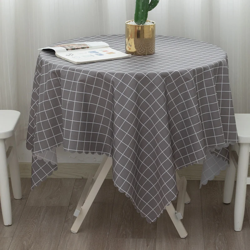 Runde abwaschbare Tischdecke mit feinem Karo‑Gittermuster und welligem Saum