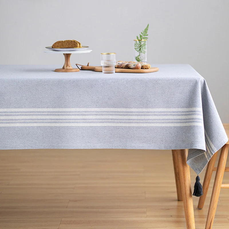 Rechteckige Tischdecke aus Baumwoll‑Leinen‑Mischung mit dezenter Streifenbordüre und dekorativen Quasten