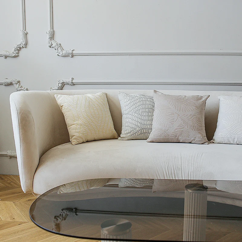 Quadratisches Sofa‑Zierkissen mit feiner gewebter Reliefstruktur und mittigem Kreisornament