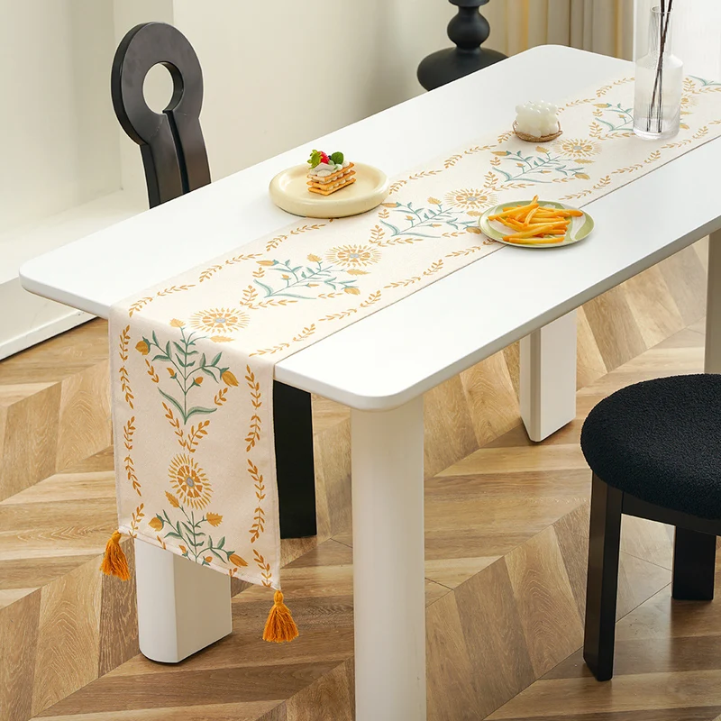Tischläufer aus Leinenmischung mit floralen Blockdruck-Motiven und Quasten