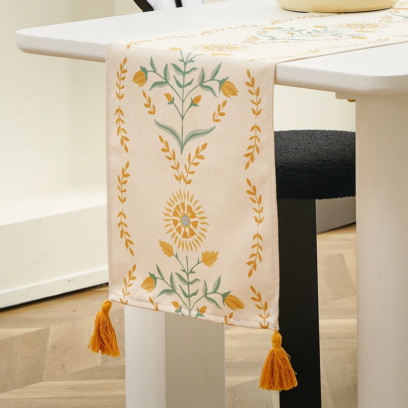 Tischläufer aus Leinenmischung mit floralen Blockdruck-Motiven und Quasten