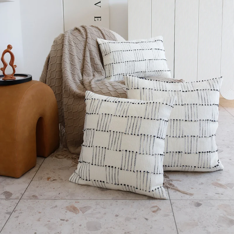 Struktur-Kissenbezug im Skandi-Design aus Baumwoll-Twill mit punktuierter Tuft-Verzierung