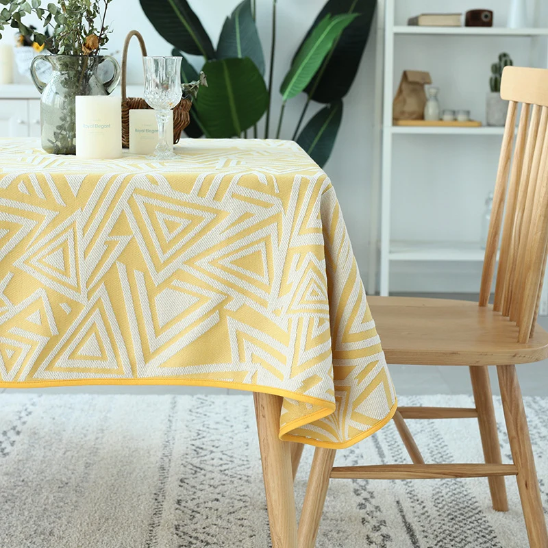 Gewebte Jacquard‑Tischdecke mit geometrischem Dreiecks‑Muster und pflegeleichter Baumwollmischung