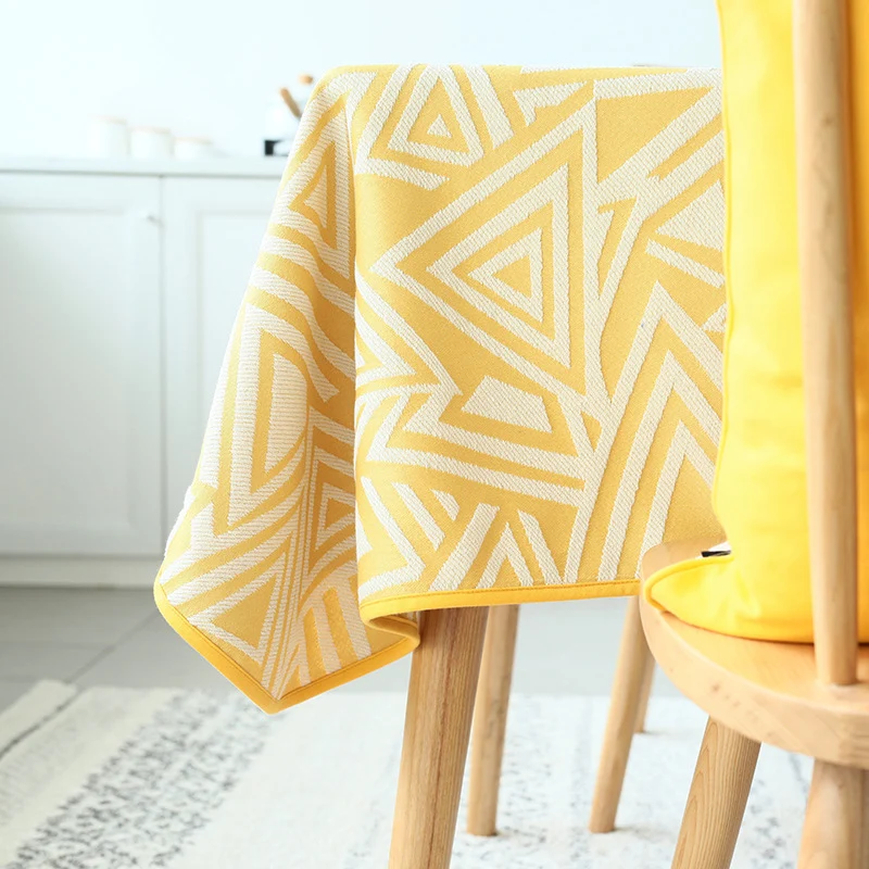 Gewebte Jacquard‑Tischdecke mit geometrischem Dreiecks‑Muster und pflegeleichter Baumwollmischung