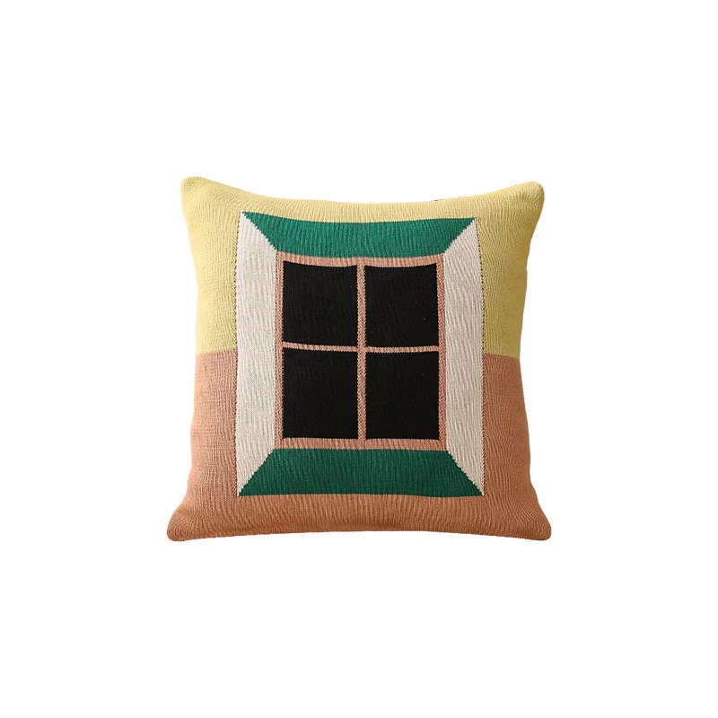 Geometrisches Strickkissen mit Dreiecksmuster und Logo-Patch