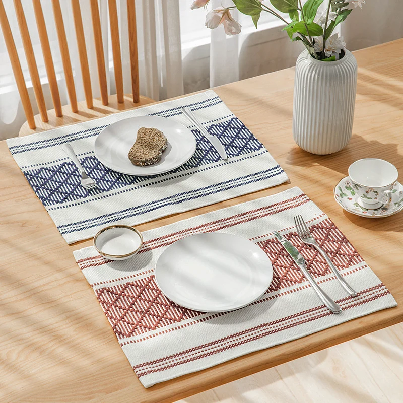 Flachgewebtes Tischset mit gewebtem Diamant‑Jacquardmuster