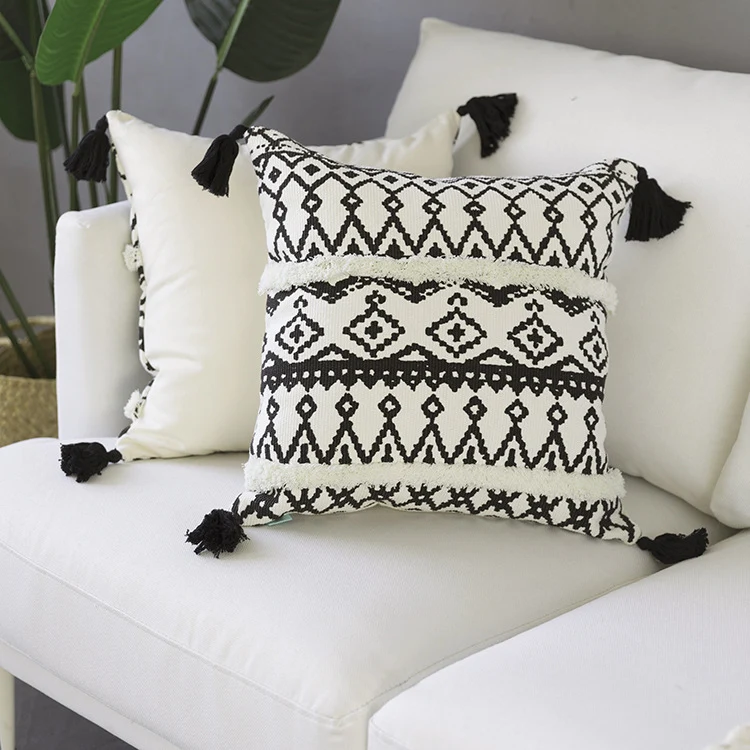 Quadratischer Kissenbezug im Boho-Ethno-Stil mit handtufteten Streifen und Eckquasten