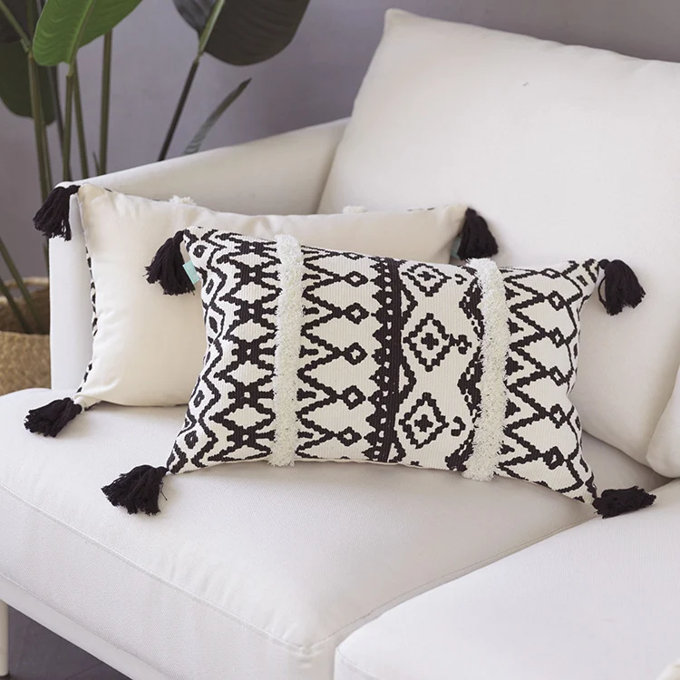 Quadratischer Kissenbezug im Boho-Ethno-Stil mit handtufteten Streifen und Eckquasten
