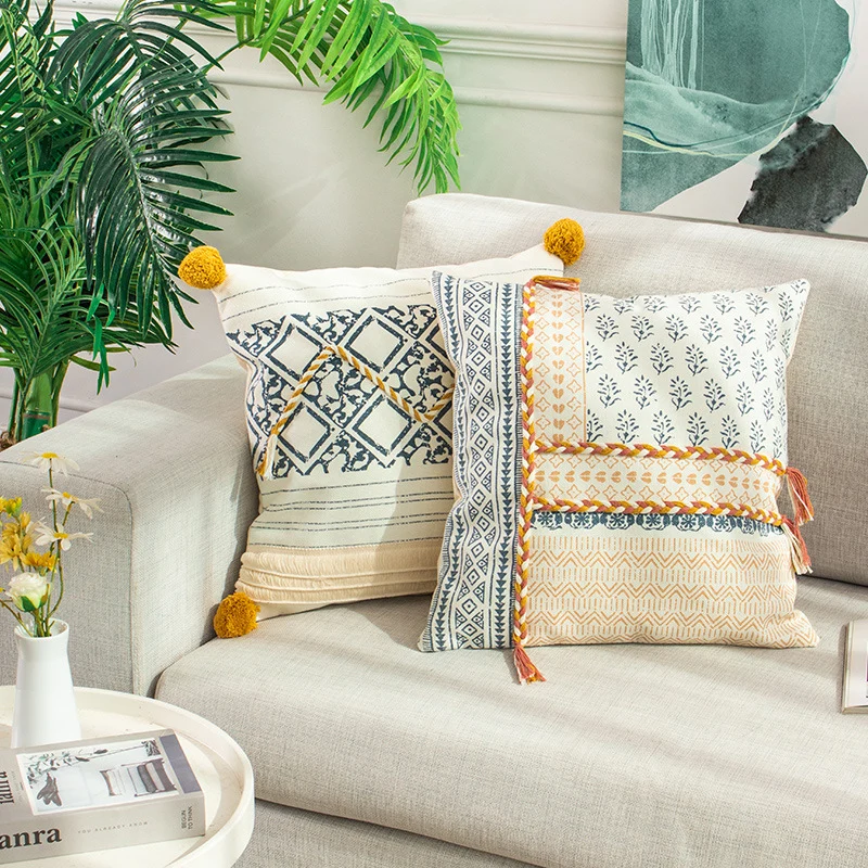 Quadratischer dekorativer Kissenbezug im Boho-Blockprint mit geflochtenen Quasten