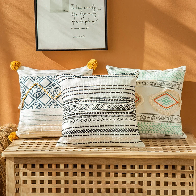 Quadratischer dekorativer Kissenbezug im Boho-Blockprint mit geflochtenen Quasten