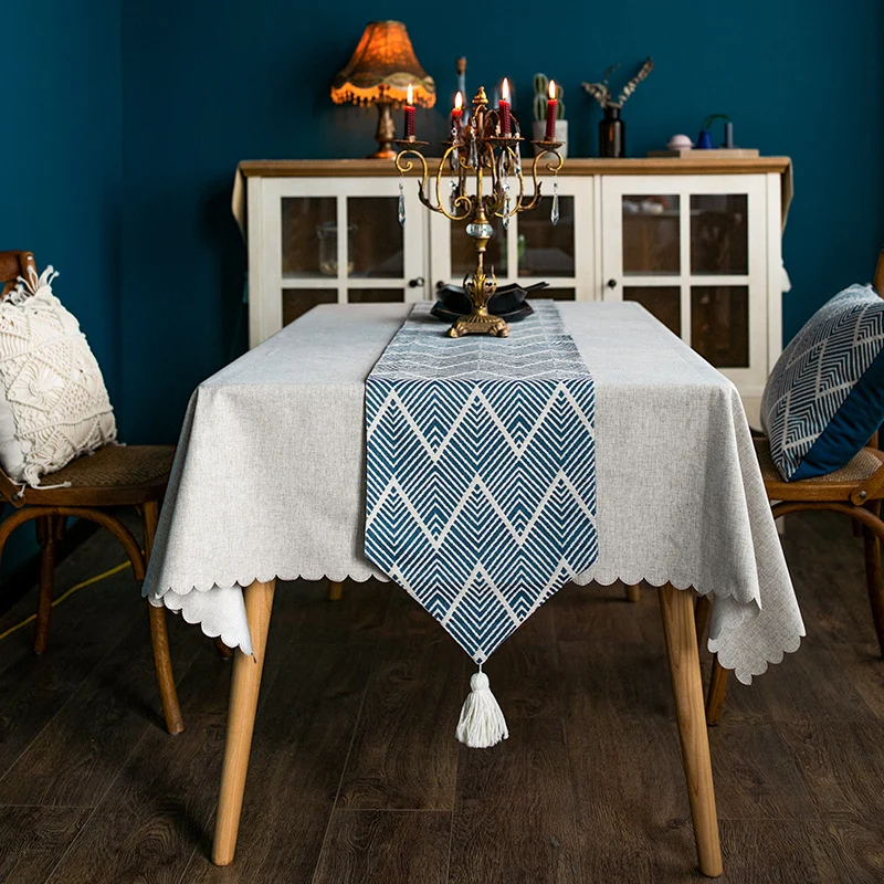 Moderner gewebter Tischläufer aus Baumwollmischung mit Chevron‑Jacquard und Quasten