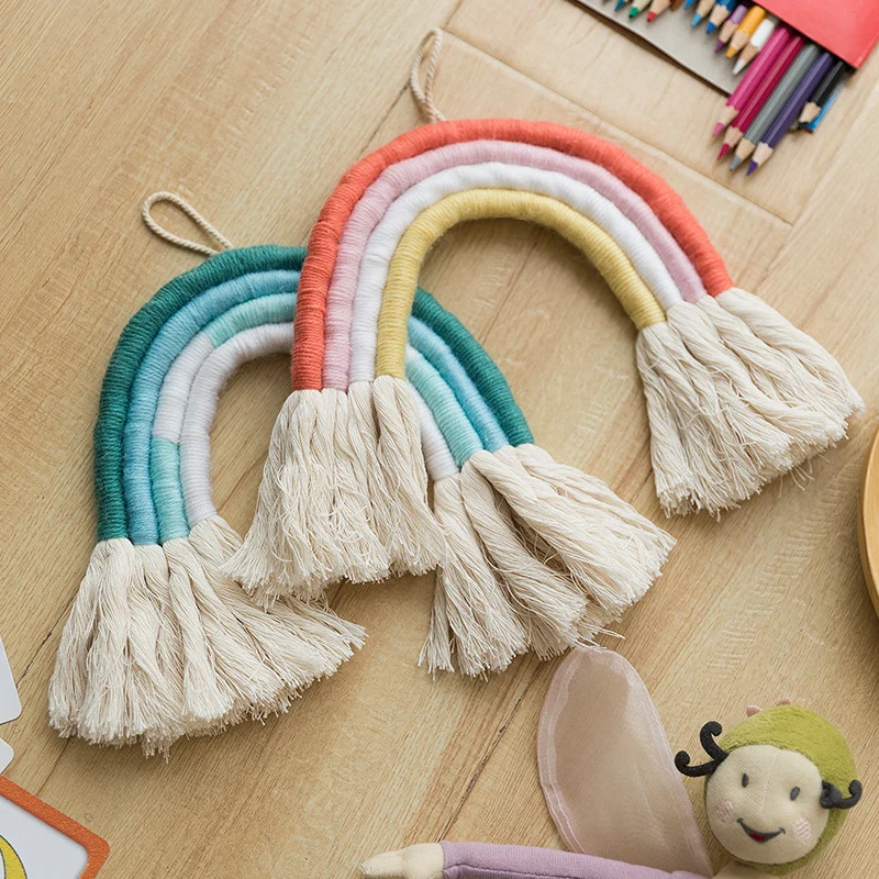Makramee‑Regenbogen-Wanddekoration mit handgefertigten Baumwollfransen