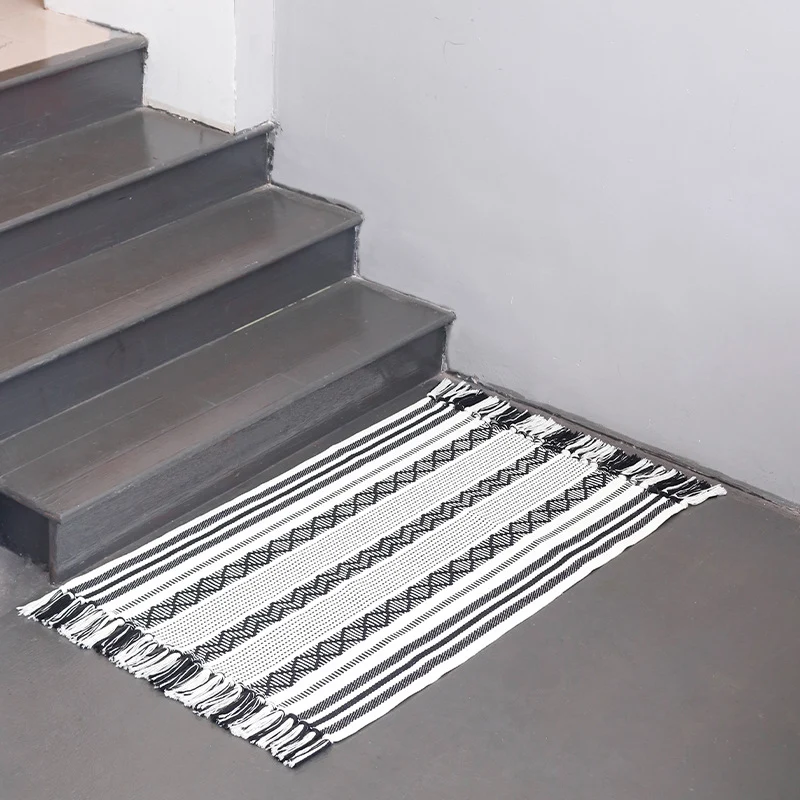 Handgewebter Baumwollläufer mit niedrigem Flor, Fransen und geometrischem Streifenmuster