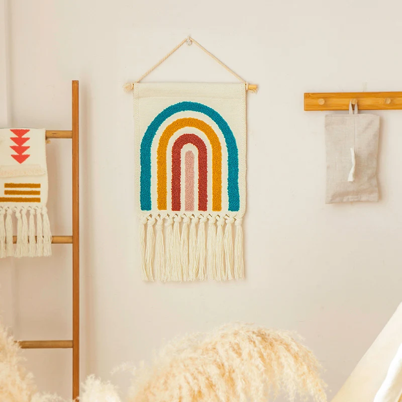 Handgetufteter Wandbehang aus Baumwolle mit Regenbogen‑Motiv und Fransen
