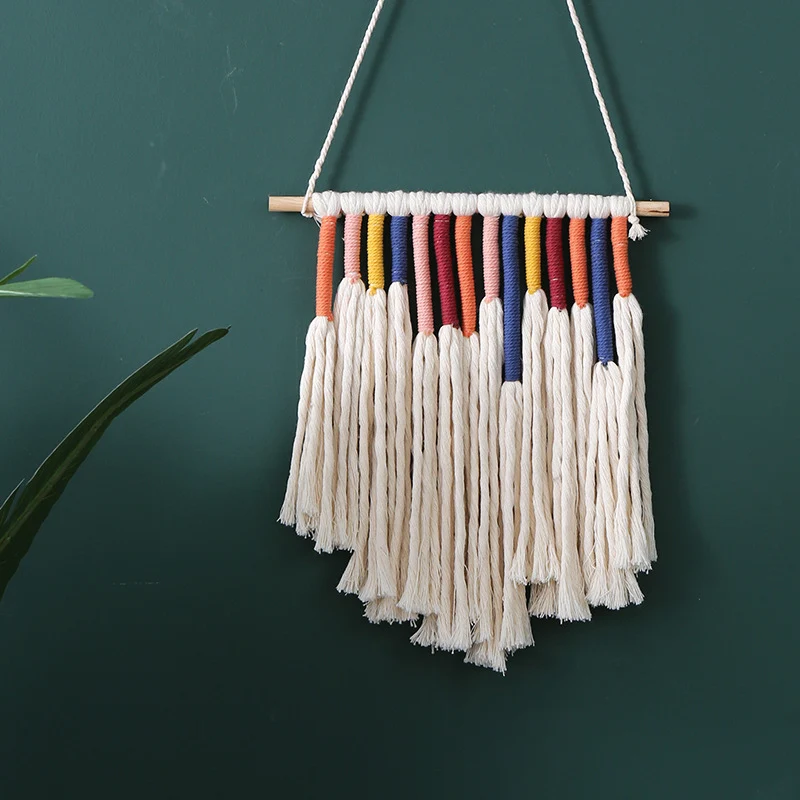 Handgefertigter Makramee-Wandbehang mit bunten Baumwollfransen und Holzstab