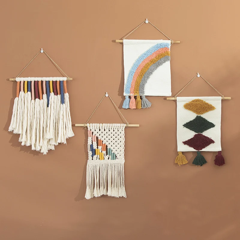 Handgefertigter Makramee-Wandbehang mit bunten Baumwollfransen und Holzstab