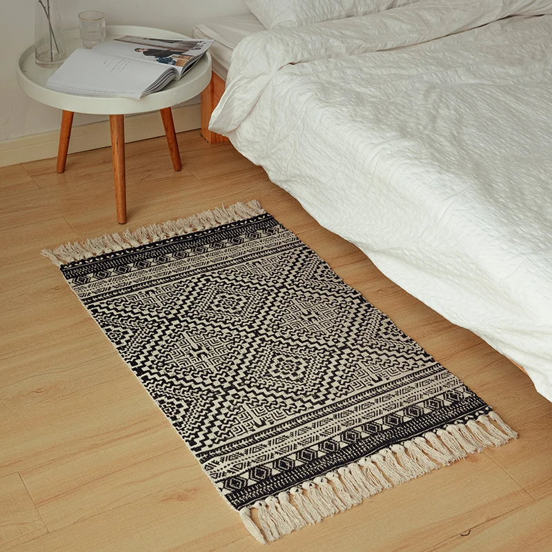 Flachgewebter Baumwollläufer im Boho‑Tribal‑Design mit geometrischen Diamantmotiven und handfransiger Kante