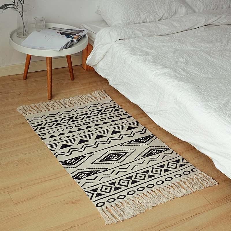 Flachgewebter Baumwollläufer im Boho‑Tribal‑Design mit geometrischen Diamantmotiven und handfransiger Kante