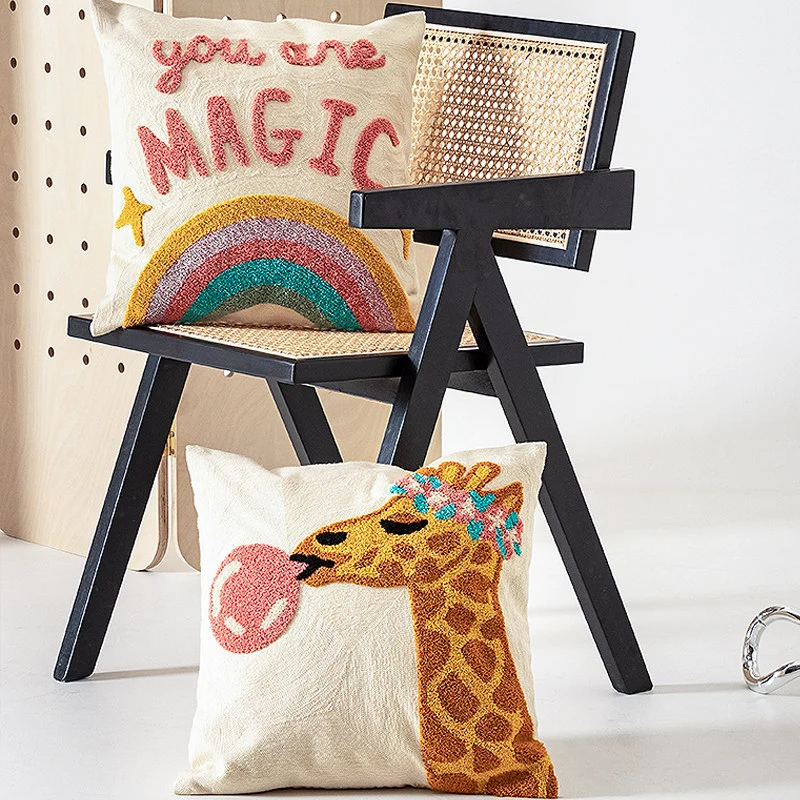 Dekorativer Kissenbezug mit handgetuftetem Giraffen- und Regenbogen-Motiv
