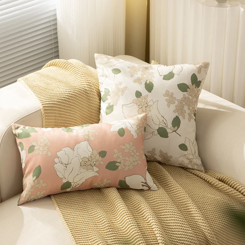 Rechteckiges Zierkissen mit skizzenhaftem Blumenprint und feiner Leinenoptik