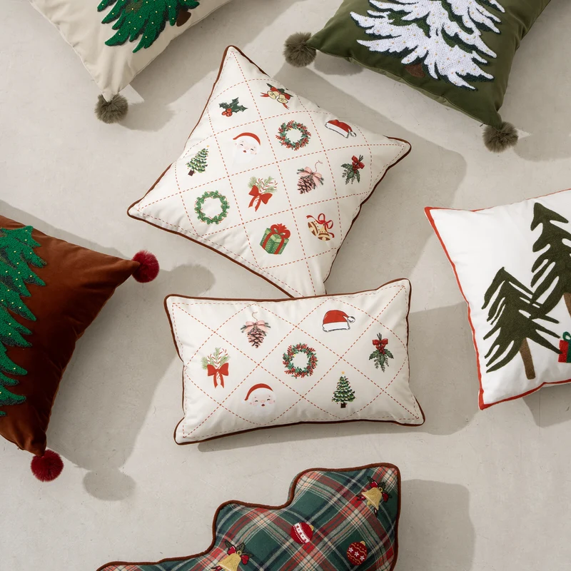 Rechteckiges Baumwoll-Dekokissen mit gestickten Weihnachtsmotiven und Paspel