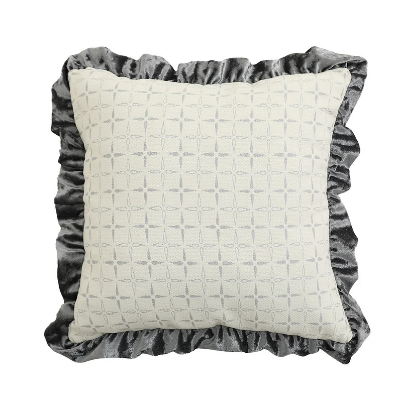 Quadratisches Dekokissen im Barockstil mit Samt-Rüsche und Putto-Jacquard