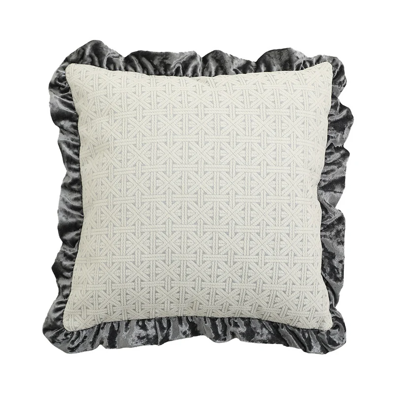Quadratisches Dekokissen im Barockstil mit Samt-Rüsche und Putto-Jacquard