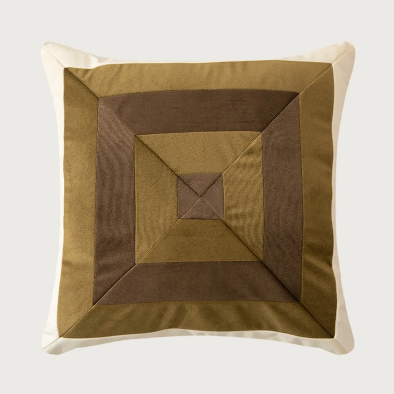 Quadratisches Zierkissen mit gestreifter Samt‑Intarsie und geometrischer Falten‑Optik