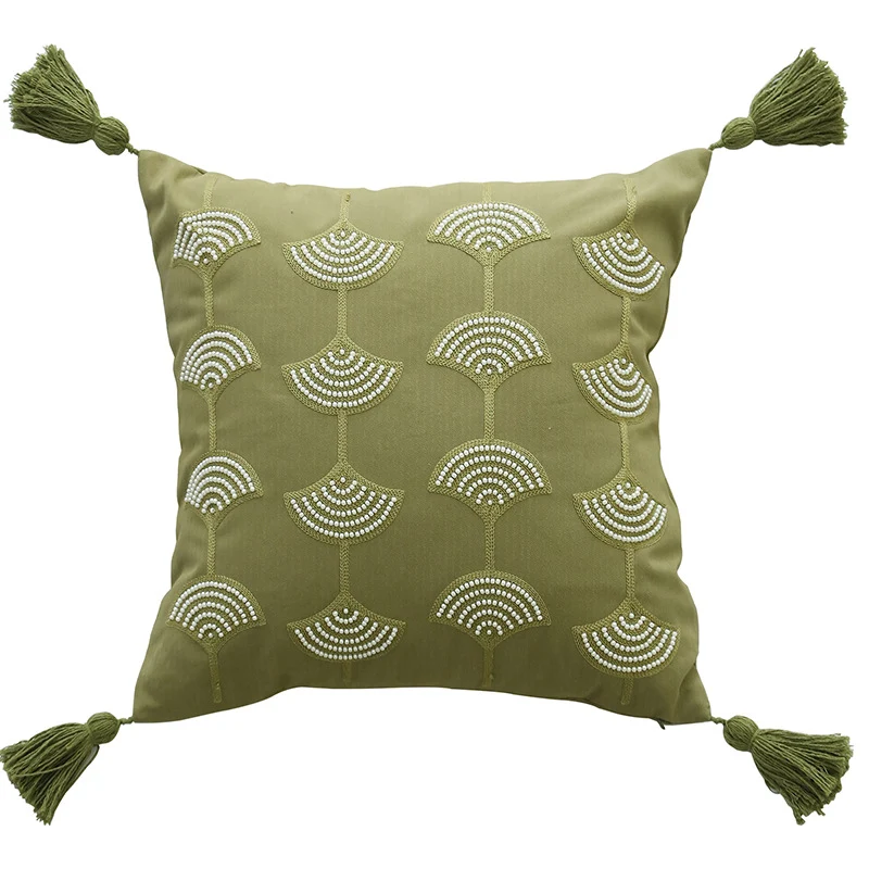 Quadratisches Zierkissen mit gesticktem Fächer‑Motiv und dekorativen Quasten