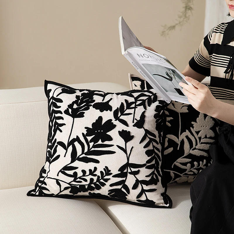 Quadratisches Zierkissen mit floraler Flockstickerei und feiner Paspelkante