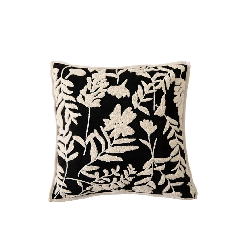 Quadratisches Zierkissen mit floraler Flockstickerei und feiner Paspelkante