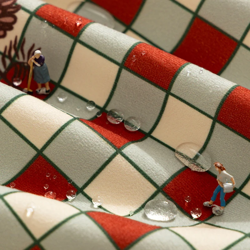 Kariertes Flanell-Tischtuch mit Bommelquasten und traditionellem Tartanmuster