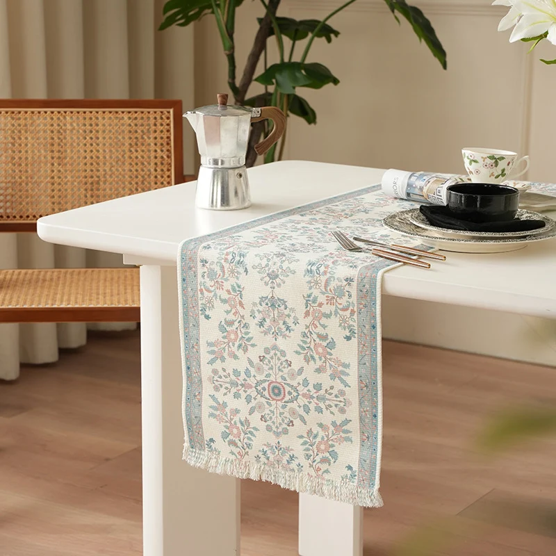 Jacquard-Tischläufer mit floralem Bordürenmuster und Fransen