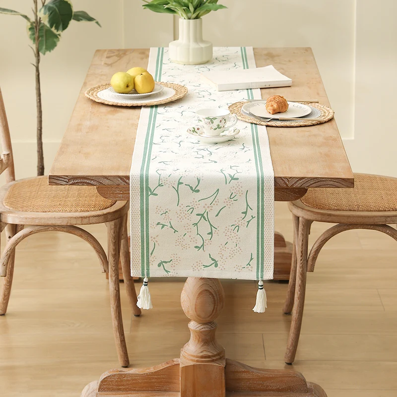 Handgewebter Baumwoll-Tischläufer im Landhausstil mit zarten Blumenmotiven und Quasten